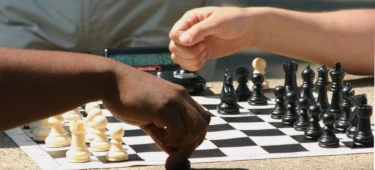 ما هي افتتاحية شطرنج G6 Modern Defense؟