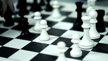 Wat is de schaakstrategie voor het opofferen van kleine stukken?